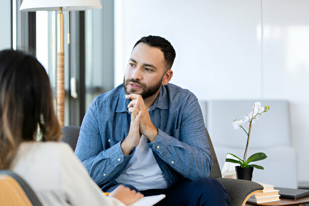 girne terapist desteğinden yararlanan bir erkek danışan