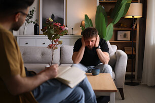 girne psikiyatrist muayenesi sırasında bir erkek danışan