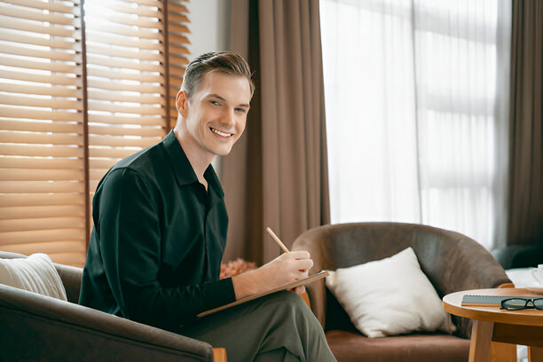 lapta psikolog hizmetlerimizi sunan bir psikolog temsili görsel