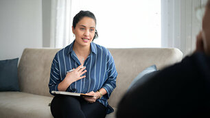 lefkoşa uzman psikolog desteği alan bir kadın