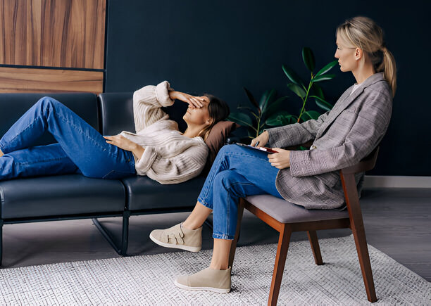 lefkoşada psikolog desteği alan uzanmış seans yapan bir danışan