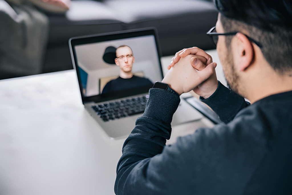 online terapistler ile seans yapan bir danışan