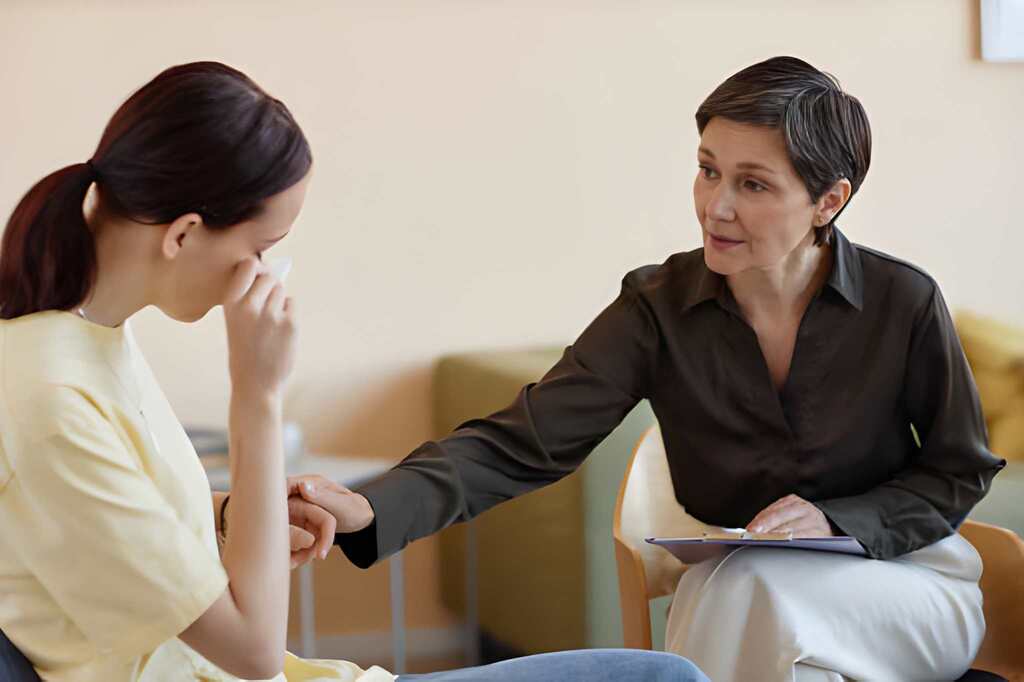 birmingham türk psikolog hizmetlerimiz kapsamında yardım alan bir kadın danışanla seans görseli