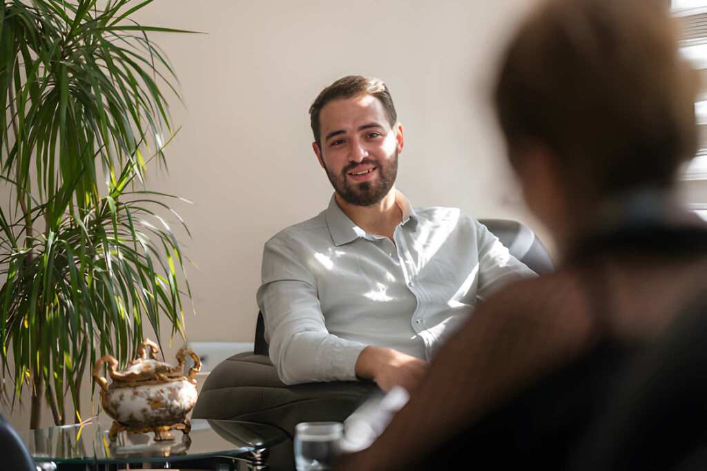 girne psikolog randevusu alan bir erkek danışan görseli